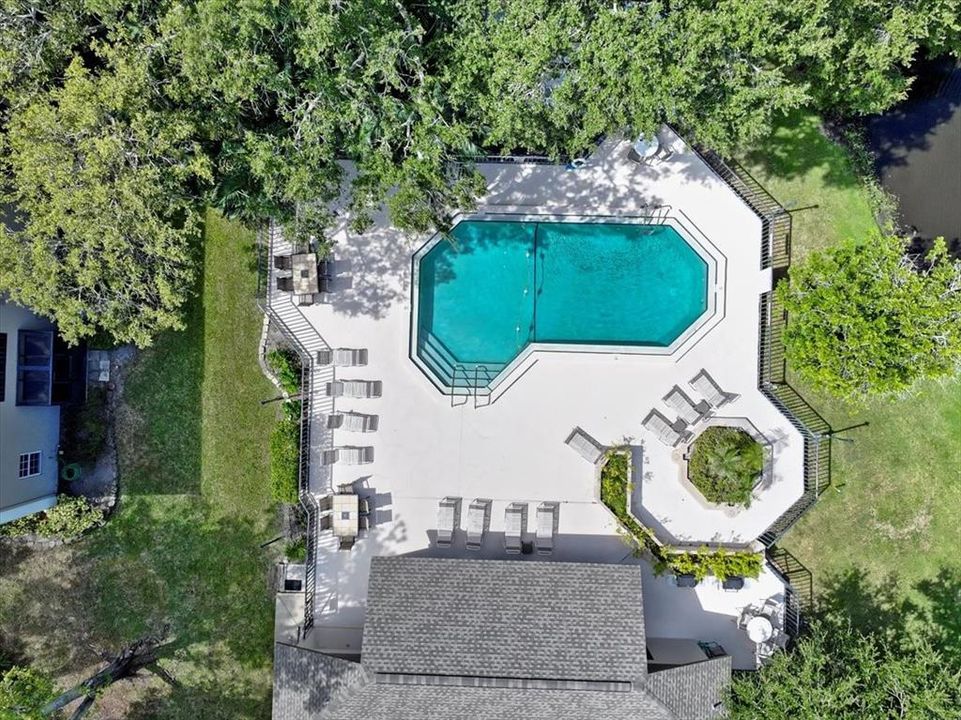 合同活跃: $179,900 (2 贝兹, 2 浴室, 900 平方英尺)