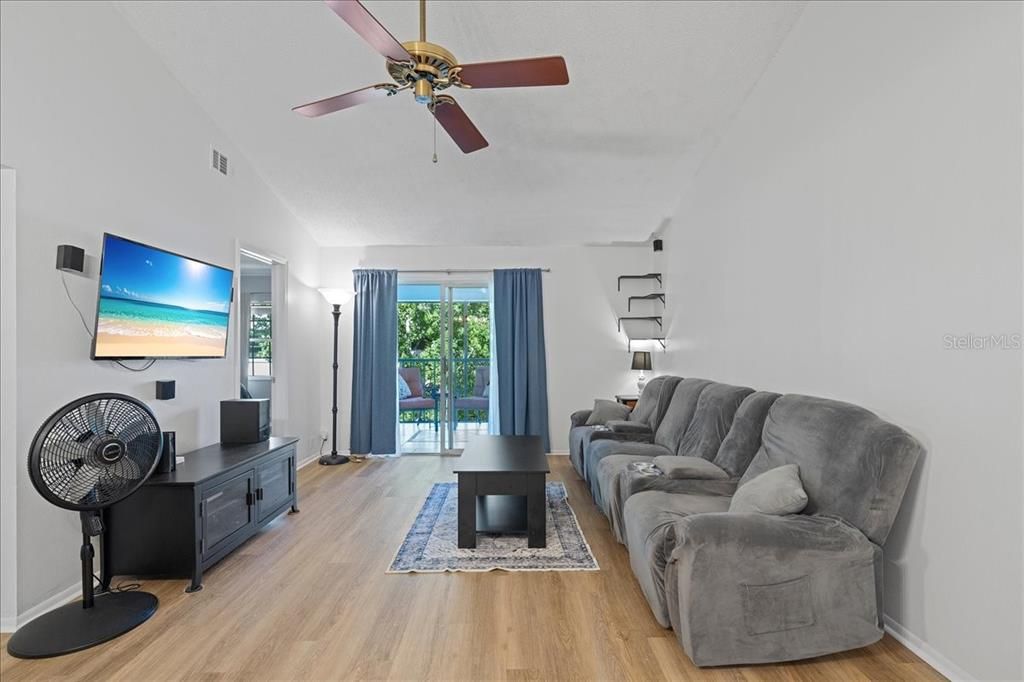 合同活跃: $179,900 (2 贝兹, 2 浴室, 900 平方英尺)