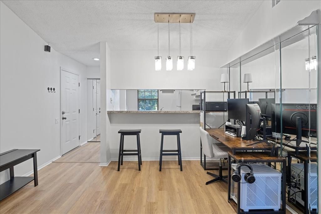 合同活跃: $179,900 (2 贝兹, 2 浴室, 900 平方英尺)