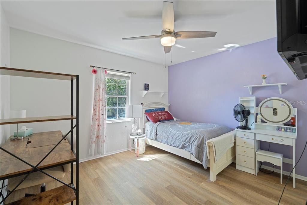 合同活跃: $179,900 (2 贝兹, 2 浴室, 900 平方英尺)