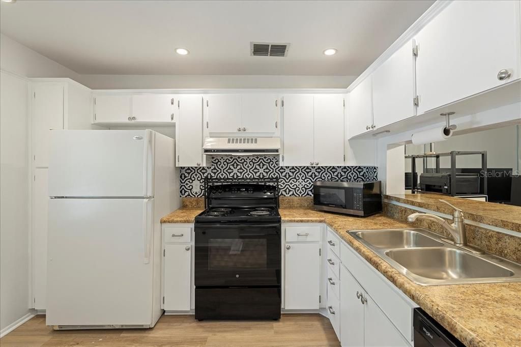 合同活跃: $179,900 (2 贝兹, 2 浴室, 900 平方英尺)