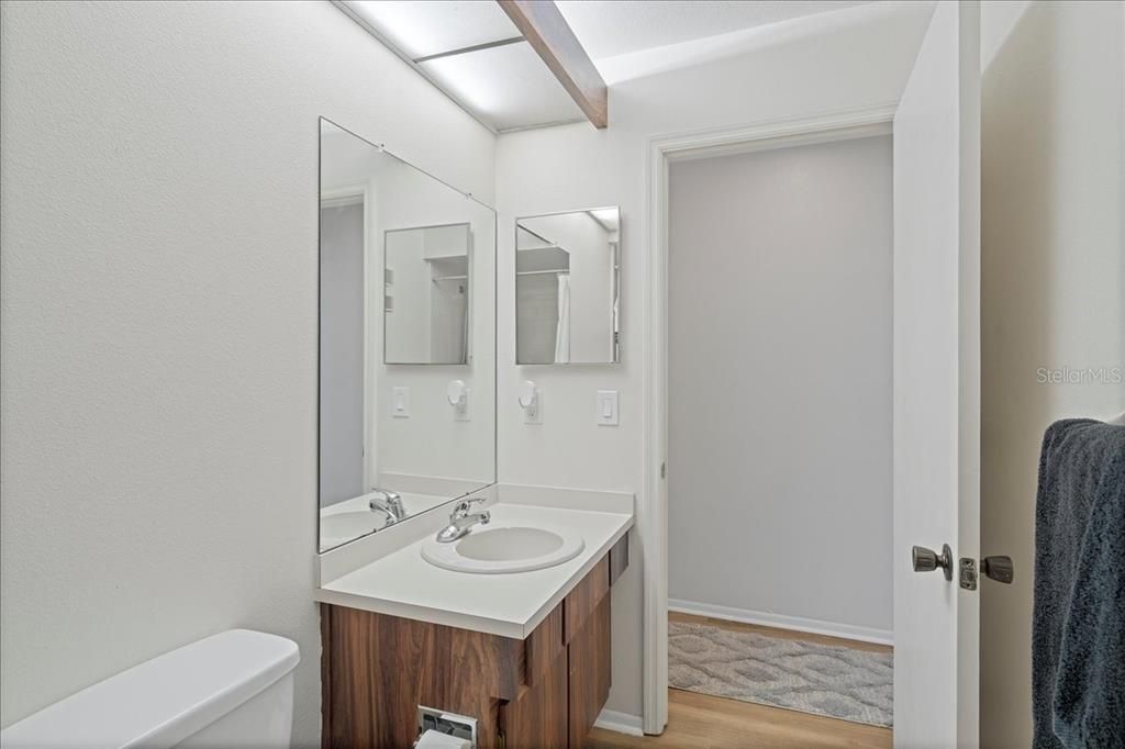 合同活跃: $179,900 (2 贝兹, 2 浴室, 900 平方英尺)