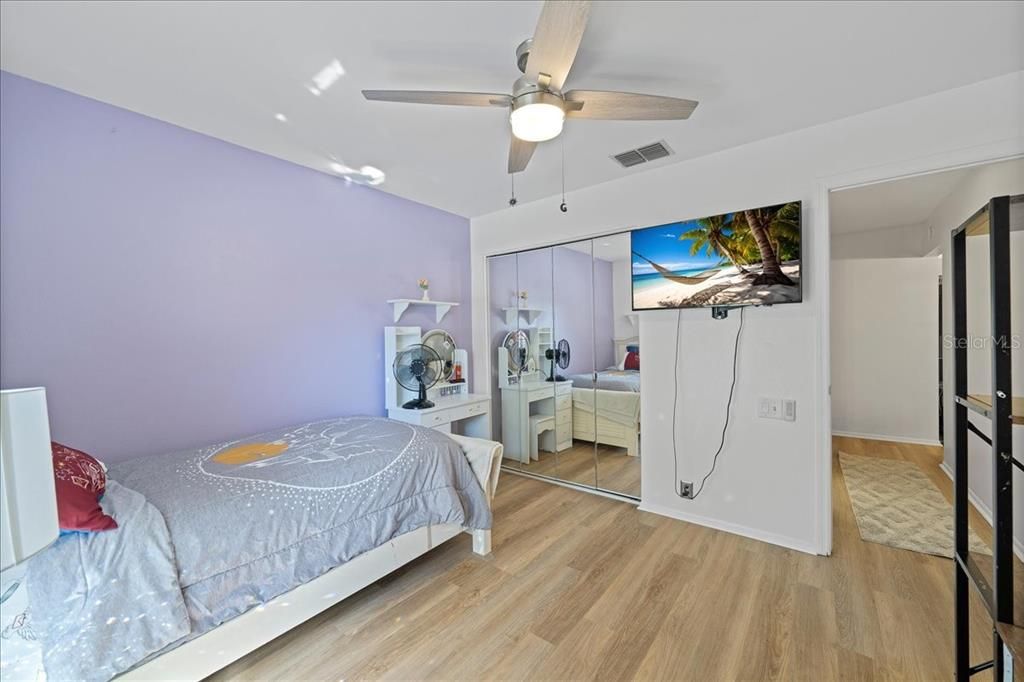 合同活跃: $179,900 (2 贝兹, 2 浴室, 900 平方英尺)