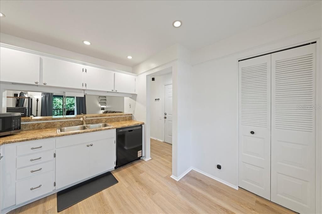 合同活跃: $179,900 (2 贝兹, 2 浴室, 900 平方英尺)