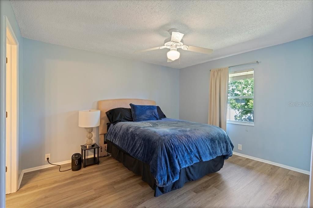 合同活跃: $179,900 (2 贝兹, 2 浴室, 900 平方英尺)