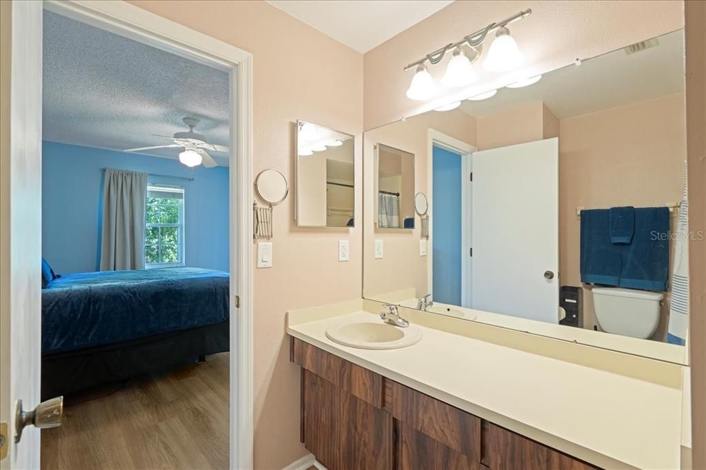 合同活跃: $179,900 (2 贝兹, 2 浴室, 900 平方英尺)