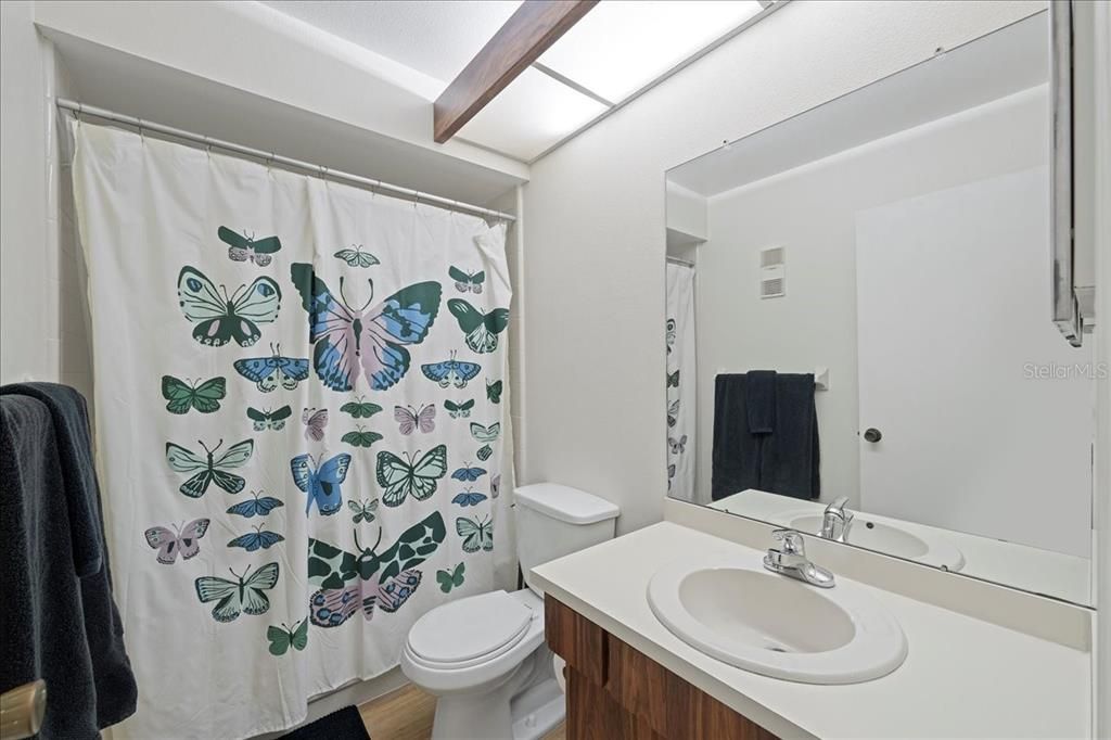 合同活跃: $179,900 (2 贝兹, 2 浴室, 900 平方英尺)