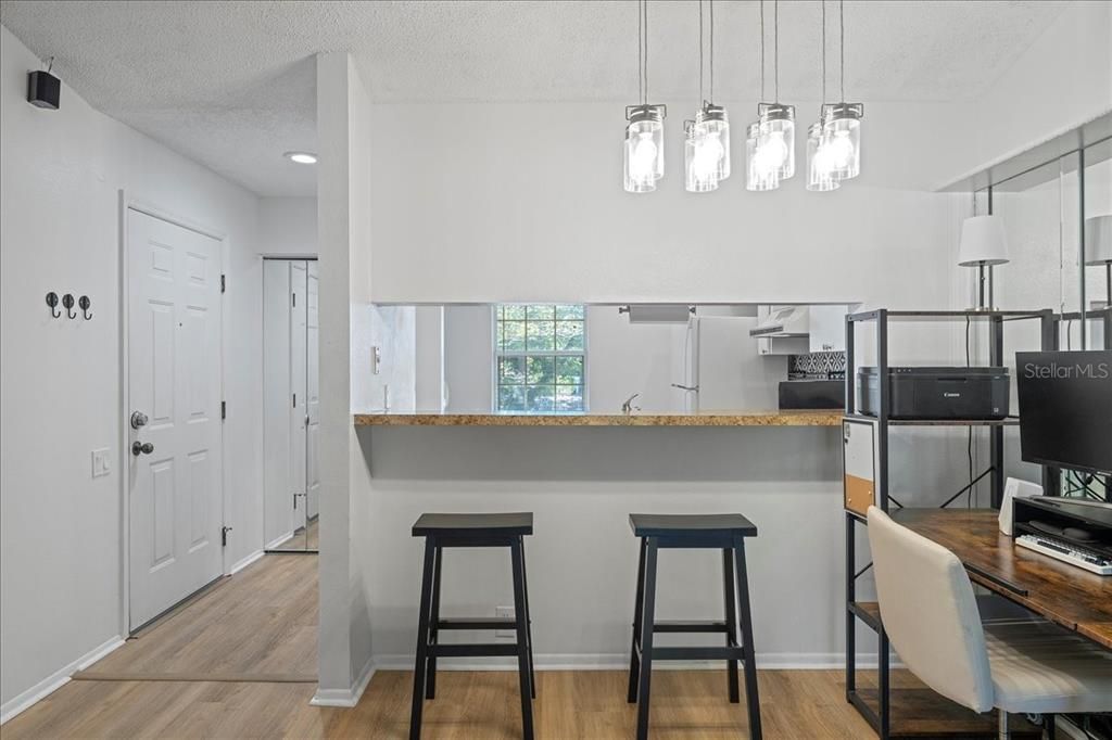 合同活跃: $179,900 (2 贝兹, 2 浴室, 900 平方英尺)