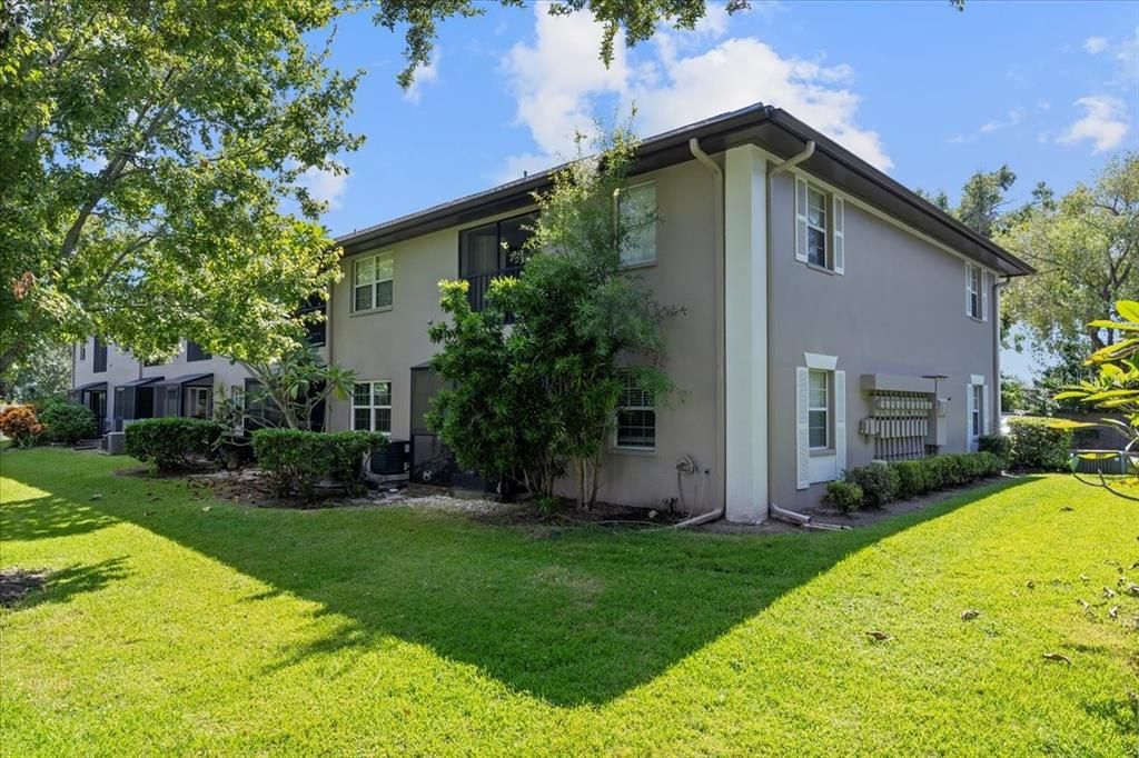 合同活跃: $179,900 (2 贝兹, 2 浴室, 900 平方英尺)