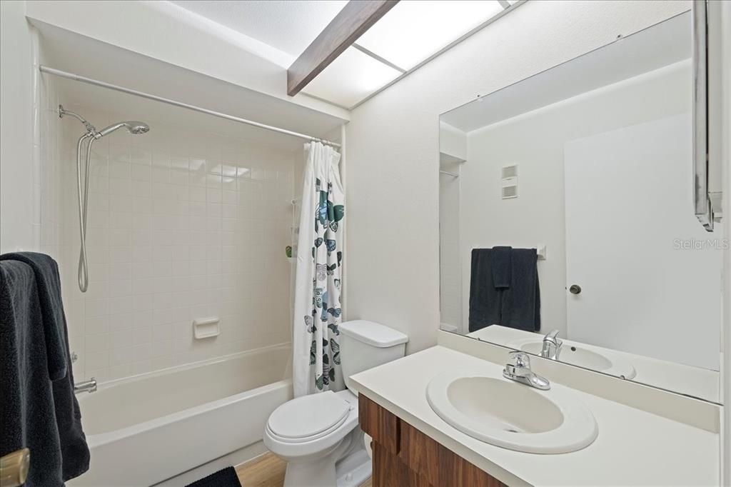 合同活跃: $179,900 (2 贝兹, 2 浴室, 900 平方英尺)