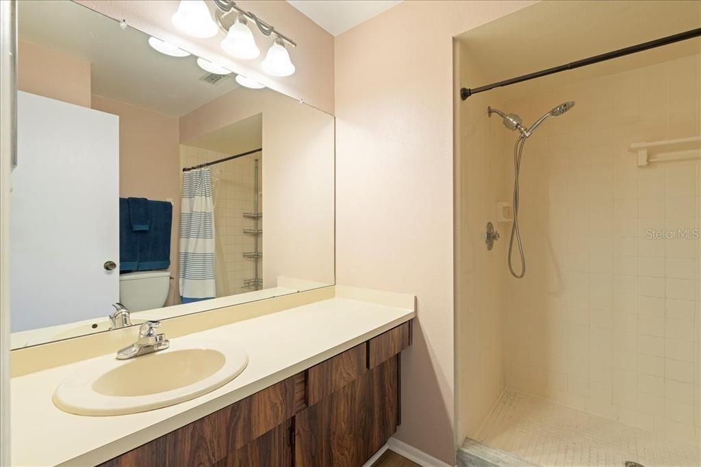 合同活跃: $179,900 (2 贝兹, 2 浴室, 900 平方英尺)