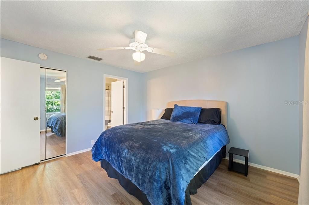 合同活跃: $179,900 (2 贝兹, 2 浴室, 900 平方英尺)