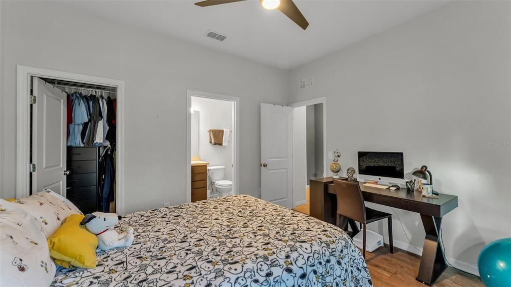 For Sale: $345,000 (4 beds, 3 baths, 1938 Square Feet)