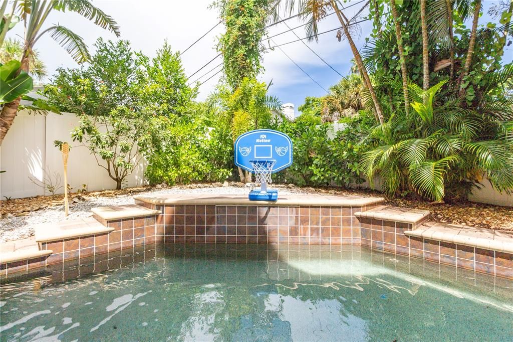 出租: $480 (4 贝兹, 3 浴室, 3526 平方英尺)