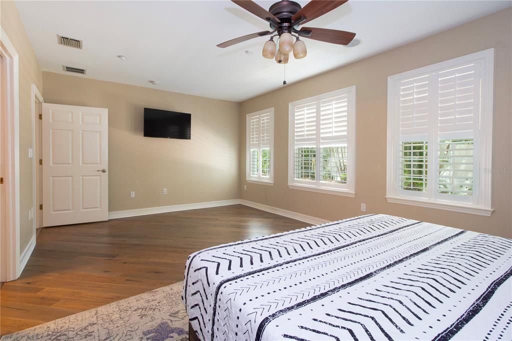 出租: $480 (4 贝兹, 3 浴室, 3526 平方英尺)