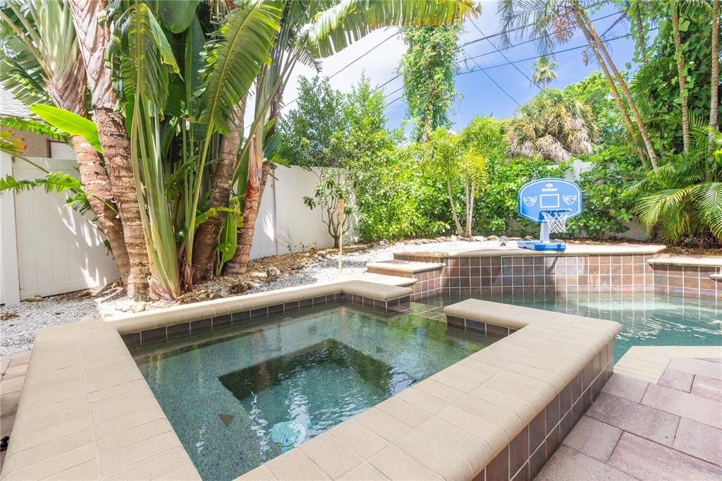 出租: $480 (4 贝兹, 3 浴室, 3526 平方英尺)