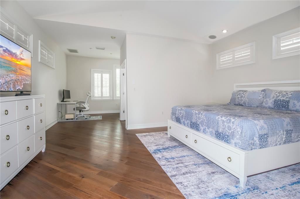 出租: $480 (4 贝兹, 3 浴室, 3526 平方英尺)