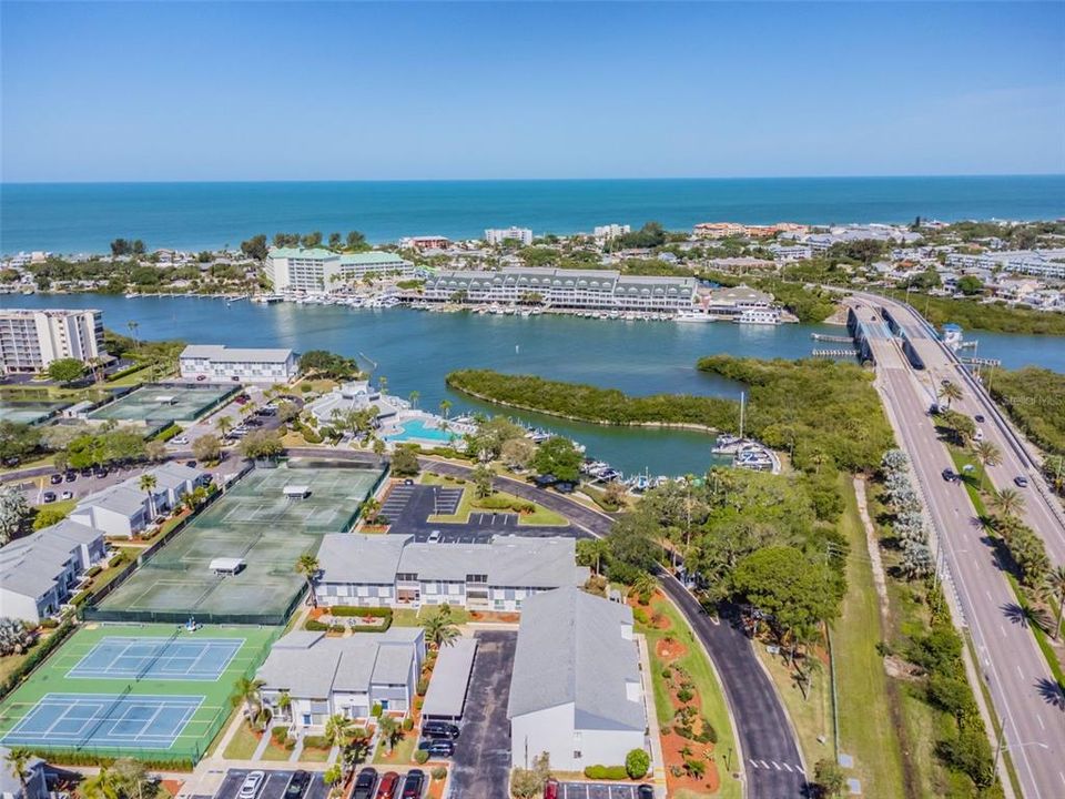 For Sale: $463,999 (2 beds, 2 baths, 1235 Square Feet)