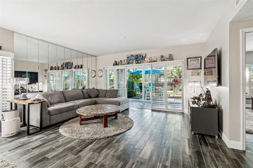 For Sale: $463,999 (2 beds, 2 baths, 1235 Square Feet)