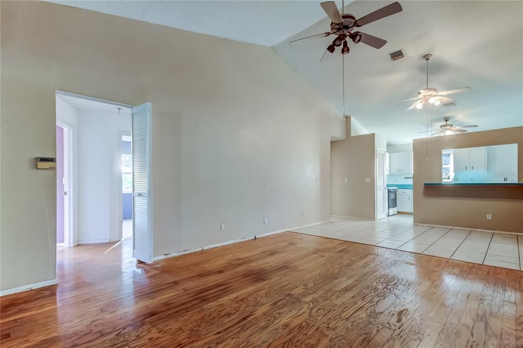 Под контрактом: $279,900 (3 спален, 2 ванн, 1186 Квадратных фут)