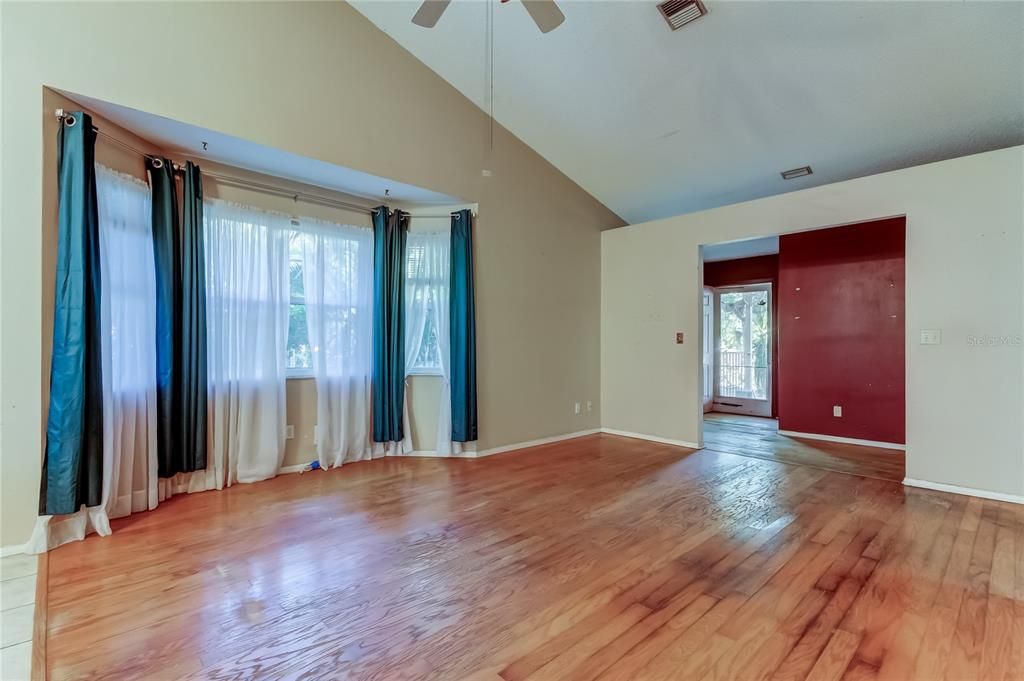 Под контрактом: $279,900 (3 спален, 2 ванн, 1186 Квадратных фут)