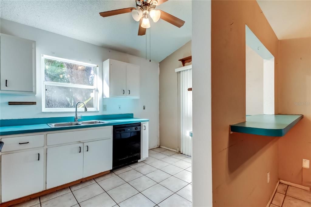 Под контрактом: $279,900 (3 спален, 2 ванн, 1186 Квадратных фут)