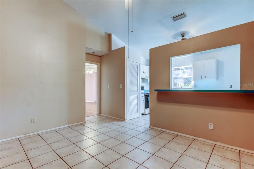 Под контрактом: $279,900 (3 спален, 2 ванн, 1186 Квадратных фут)