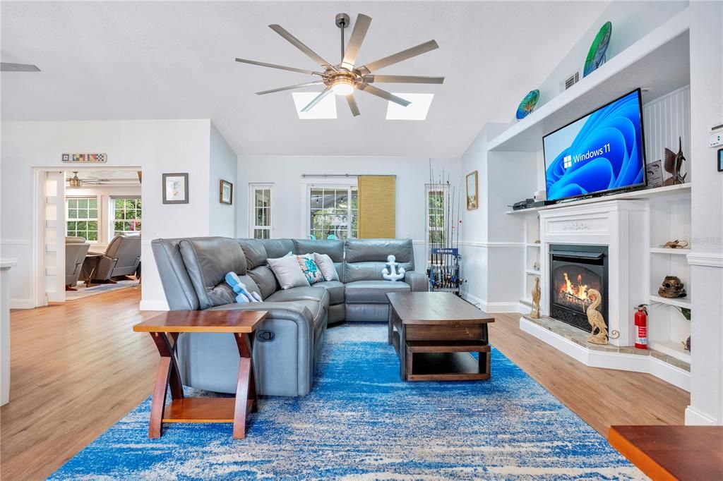 Под контрактом: $450,000 (3 спален, 2 ванн, 1788 Квадратных фут)