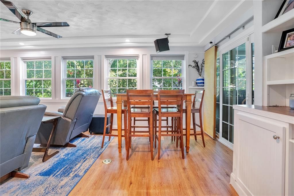 Под контрактом: $450,000 (3 спален, 2 ванн, 1788 Квадратных фут)