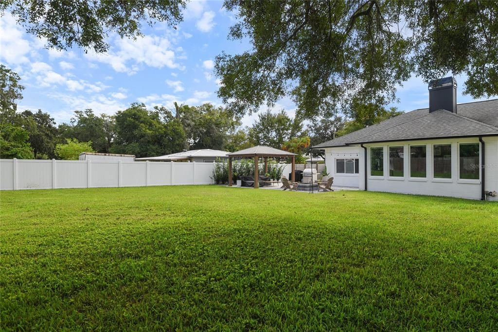 Под контрактом: $4,000 (3 спален, 2 ванн, 2113 Квадратных фут)