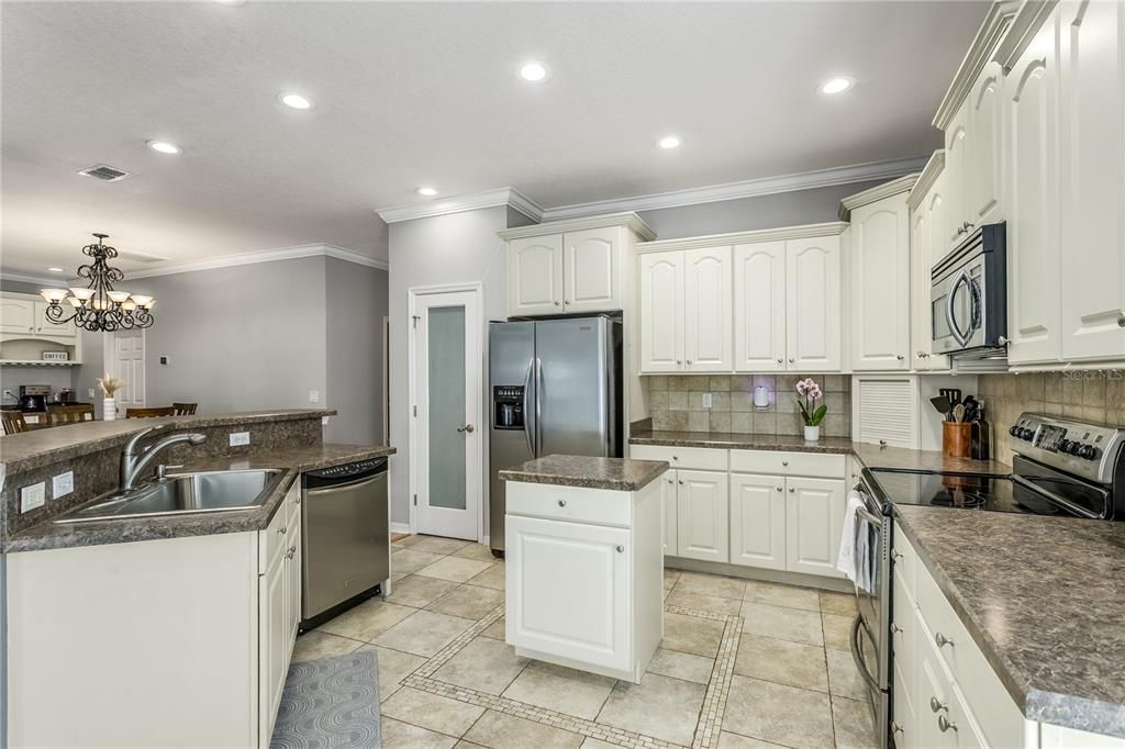 Active With Contract: $485,000 (3 beds, 2 baths, 2046 Square Feet)