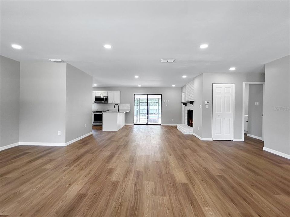 合同活跃: $339,990 (3 贝兹, 2 浴室, 1820 平方英尺)