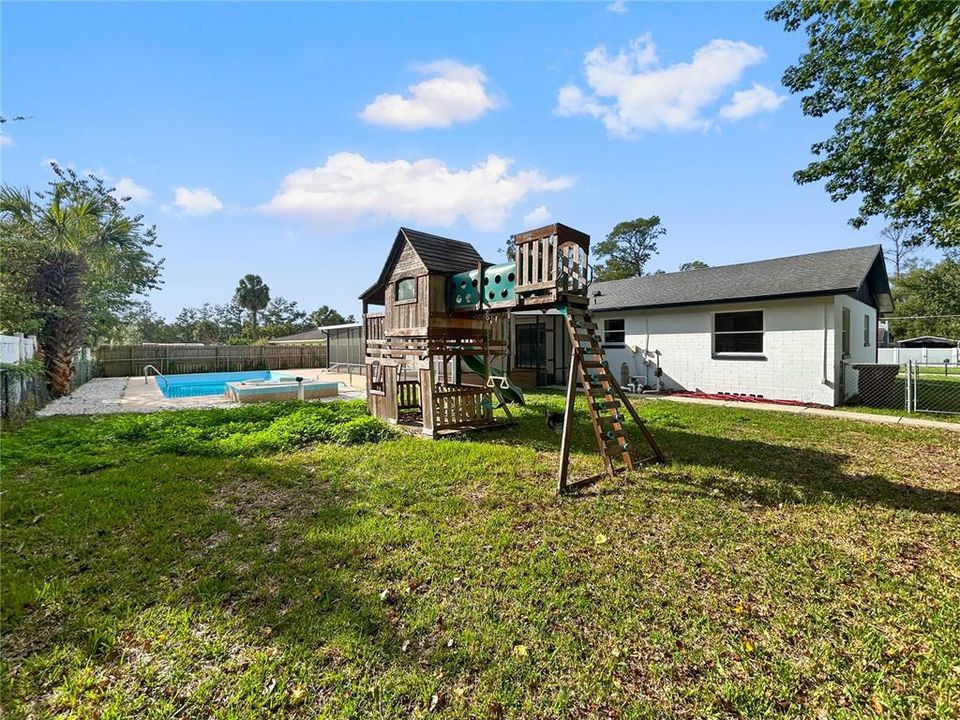 合同活跃: $339,990 (3 贝兹, 2 浴室, 1820 平方英尺)