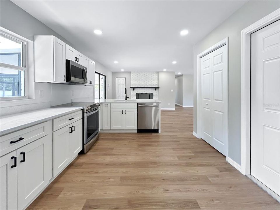 合同活跃: $339,990 (3 贝兹, 2 浴室, 1820 平方英尺)