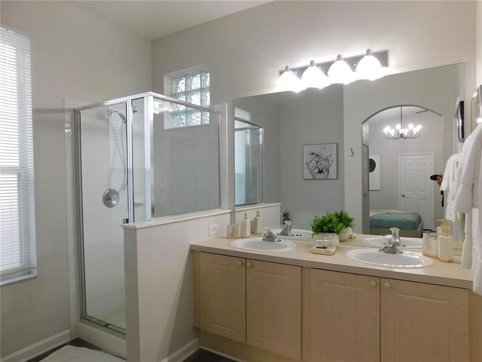 Под контрактом: $419,000 (4 спален, 3 ванн, 1834 Квадратных фут)