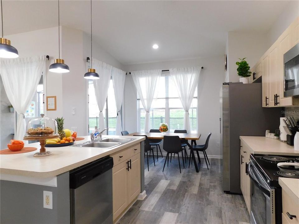 Под контрактом: $419,000 (4 спален, 3 ванн, 1834 Квадратных фут)