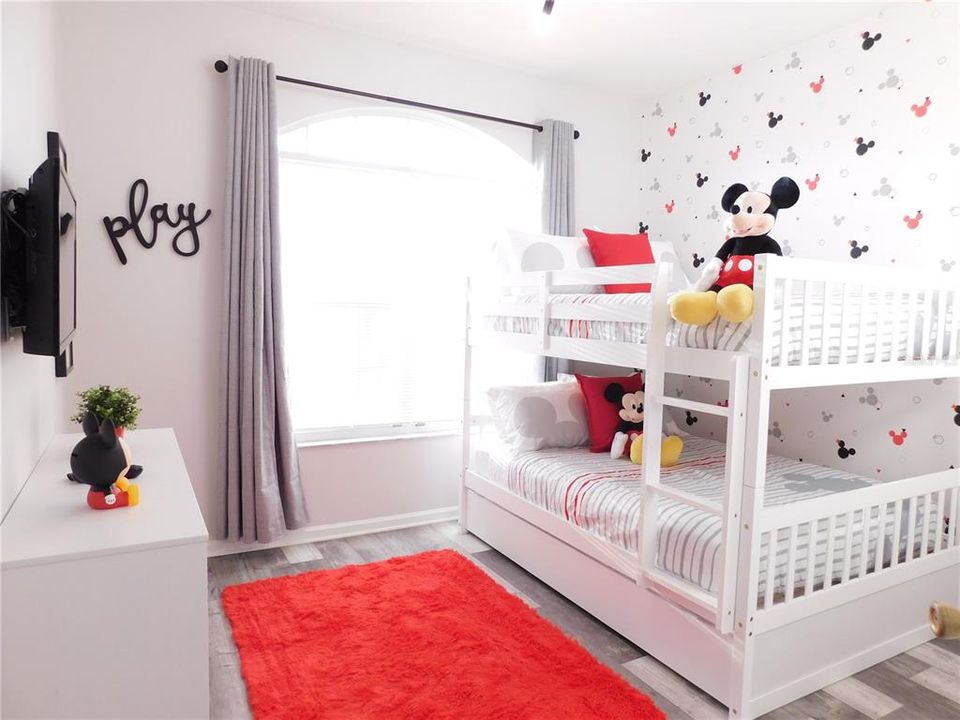 Под контрактом: $419,000 (4 спален, 3 ванн, 1834 Квадратных фут)