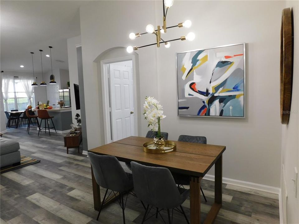 Под контрактом: $419,000 (4 спален, 3 ванн, 1834 Квадратных фут)