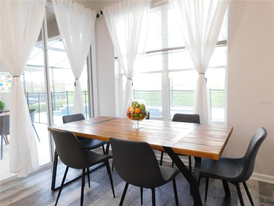 Под контрактом: $419,000 (4 спален, 3 ванн, 1834 Квадратных фут)