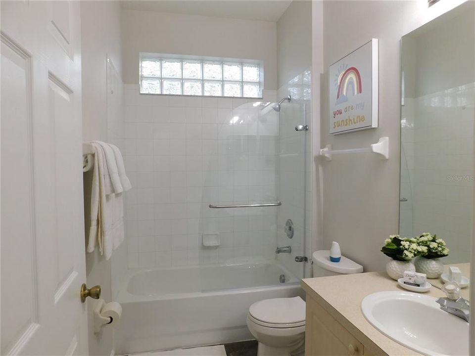 Под контрактом: $419,000 (4 спален, 3 ванн, 1834 Квадратных фут)