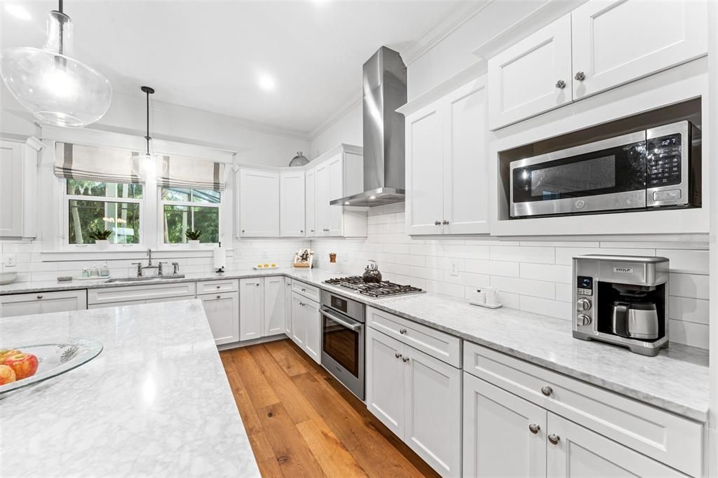 合同活跃: $925,000 (4 贝兹, 3 浴室, 2516 平方英尺)