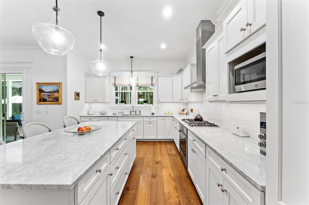 合同活跃: $925,000 (4 贝兹, 3 浴室, 2516 平方英尺)