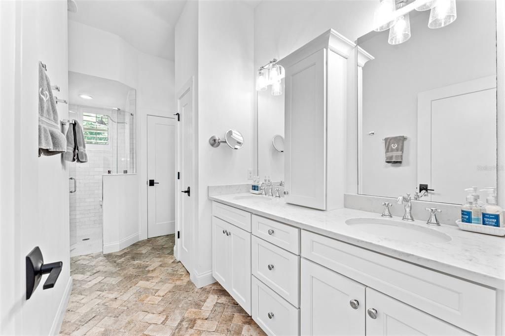 合同活跃: $925,000 (4 贝兹, 3 浴室, 2516 平方英尺)