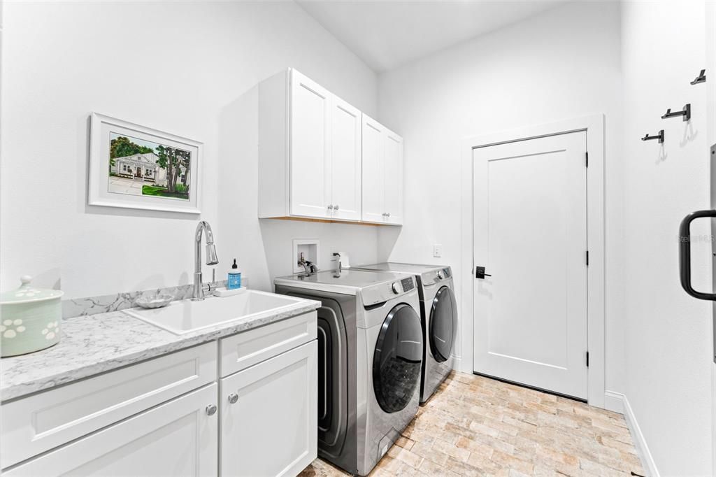 合同活跃: $925,000 (4 贝兹, 3 浴室, 2516 平方英尺)