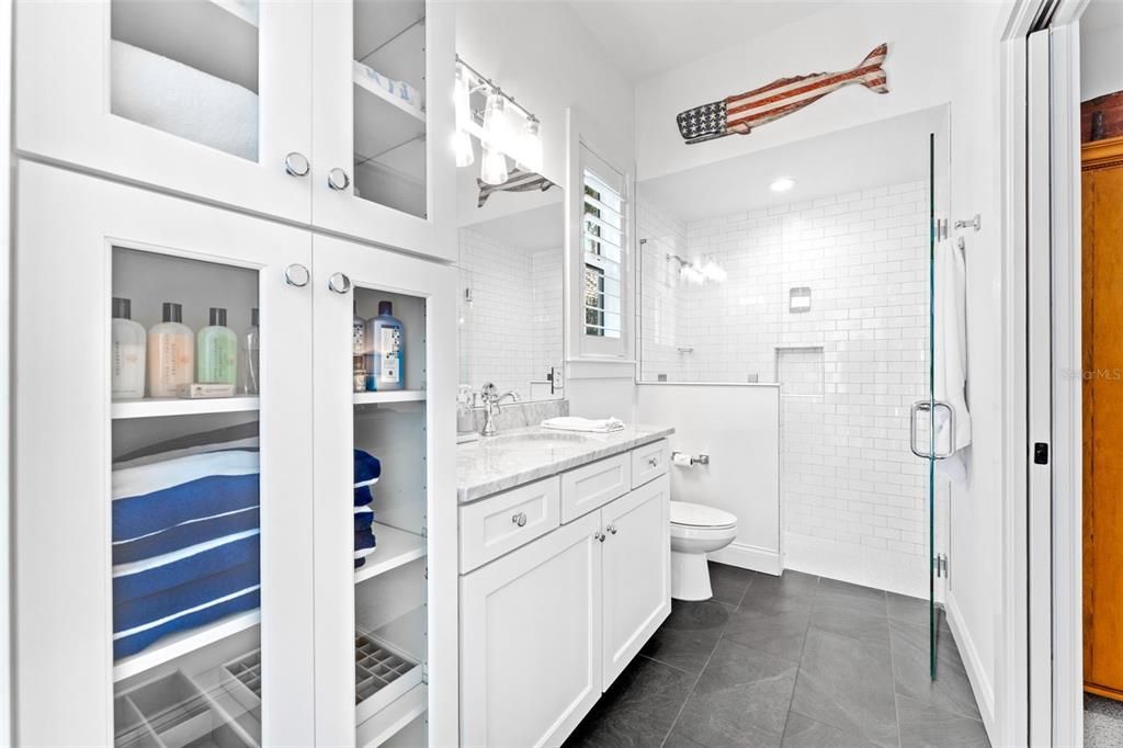 合同活跃: $925,000 (4 贝兹, 3 浴室, 2516 平方英尺)