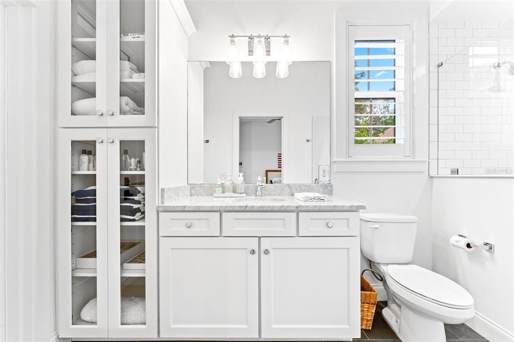 合同活跃: $925,000 (4 贝兹, 3 浴室, 2516 平方英尺)