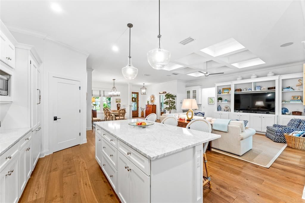 合同活跃: $925,000 (4 贝兹, 3 浴室, 2516 平方英尺)