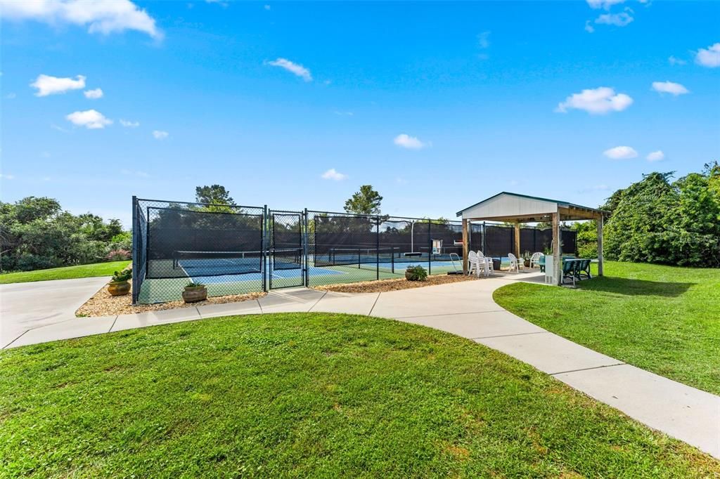 合同活跃: $925,000 (4 贝兹, 3 浴室, 2516 平方英尺)