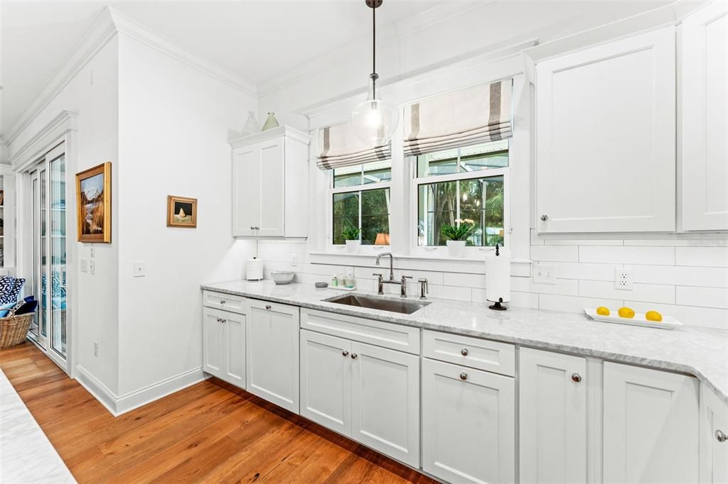 合同活跃: $925,000 (4 贝兹, 3 浴室, 2516 平方英尺)