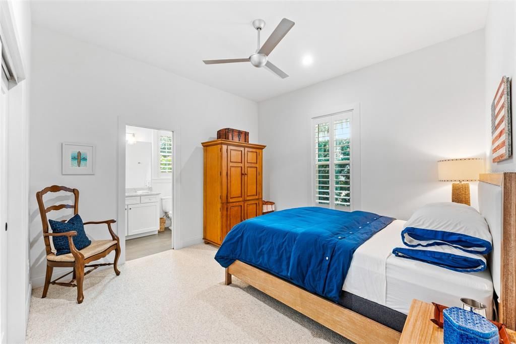 合同活跃: $925,000 (4 贝兹, 3 浴室, 2516 平方英尺)